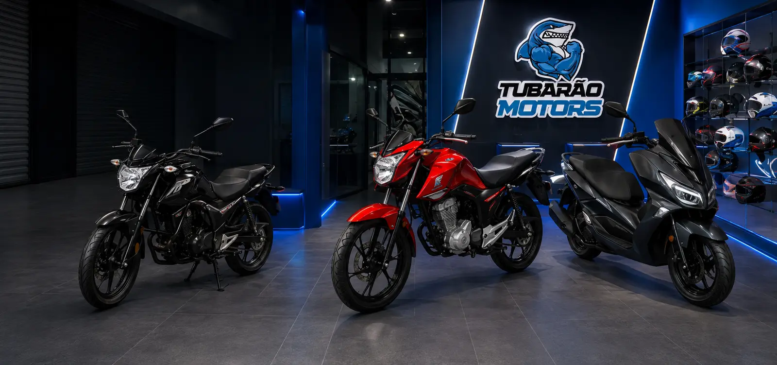 Vendedor da Tubarão Motors em frente ao showroom com motos em exposição